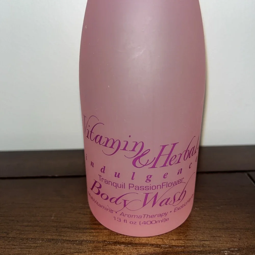 Vintage Vogue International Tranquil Passion Flower Vitamin & Herbal Body‎ Wash